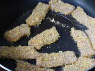 10、香脆猪排,平底锅放少许油，中小火，两面煎黄煎脆就可以了。