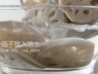 6、绝对停不了嘴，爆爆爆好吃的凉拌香辣藕片,沥干放入凉水