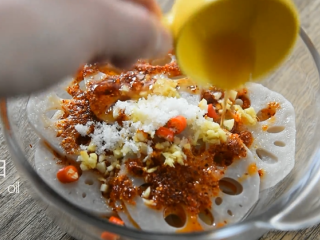 11、绝对停不了嘴，爆爆爆好吃的凉拌香辣藕片,倒入适量的糖、盐、香油、醋、白芝麻