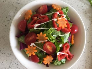 11、蔬菜沙拉,撒上沙拉酱