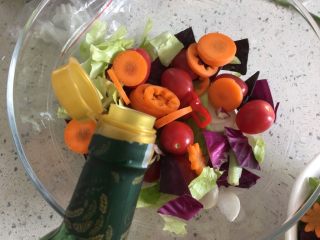 10、蔬菜沙拉,倒入橄榄油