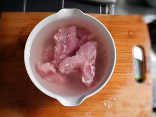 2、玉米胡萝卜山药排骨汤,将排骨用清水泡20分钟左右，去血水。