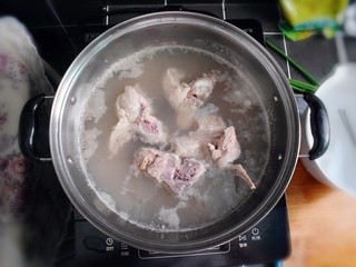 3、玉米胡萝卜山药排骨汤,锅內冷水放入排骨，大火煮开。待血沫浮起来后，将排骨捞起。