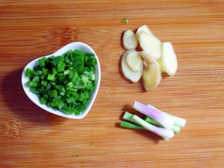 5、玉米胡萝卜山药排骨汤,将葱切成葱段和葱花，姜切成片。