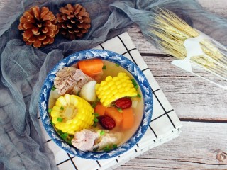 13、玉米胡萝卜山药排骨汤,先来一大碗，看着好诱人啊，有木有！