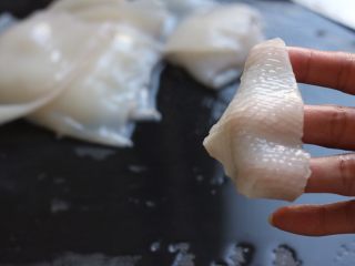 5、酱爆鲜鱿,切好的鱿鱼。