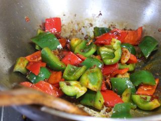 9、酱爆鲜鱿,放入青红椒块翻炒至断生。