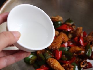 11、酱爆鲜鱿,淋入水淀粉,使菜色油亮。