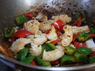 10、酱爆鲜鱿,加入鱿鱼大火爆炒片刻,期间调入料酒、生抽、糖、少许盐炒匀。