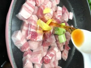 2、啤酒五花肉,凉水下入锅中加葱姜，料酒