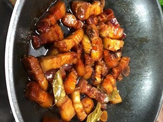 11、啤酒五花肉,四十五分钟后收干汤汁