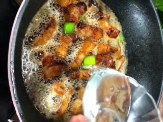 8、啤酒五花肉,加半碗清水