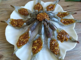 10、花开富贵虾,蒜蓉酱放入虾背