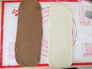 3、猫耳朵,擀成同等薄片。