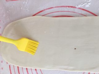 4、猫耳朵,刷上一层水。