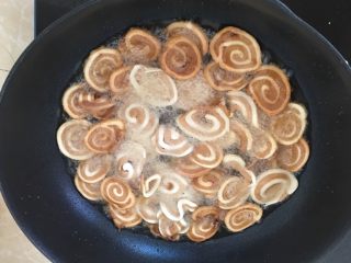 11、猫耳朵,油烧8分热下锅。
