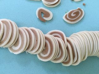 9、猫耳朵,冷冻后切薄片。