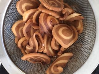 12、猫耳朵,浮起即捞出。