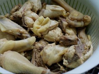 3、茶树菇干锅鸡,鸡肉焯水，然后温水洗去表面浮沫