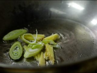 4、茶树菇干锅鸡,起油锅，放入姜片和葱