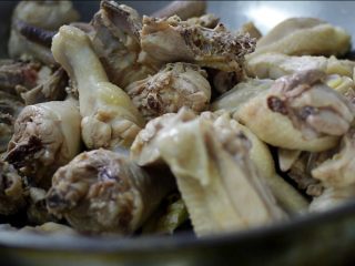 5、茶树菇干锅鸡,加少许糖，放入鸡块煸炒