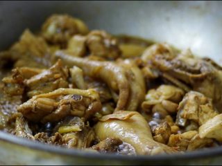 7、茶树菇干锅鸡,大火炒至沸腾