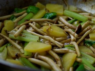 14、茶树菇干锅鸡,翻炒均匀