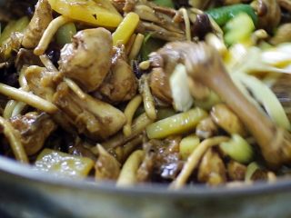 15、茶树菇干锅鸡,加入鸡块，翻炒均匀。