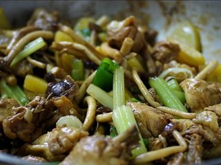 16、茶树菇干锅鸡,淋入20ml水（1勺），盖盖焖烧5分钟