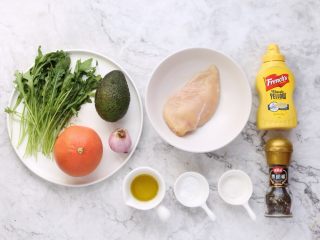 1、芝麻菜西柚鸡肉沙拉,准备好所需食材和调味。