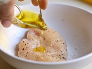 3、芝麻菜西柚鸡肉沙拉,再淋入橄榄油,用手抹匀,腌制片刻。有时间就用保鲜袋密封保存三至五个小时,这样入味。