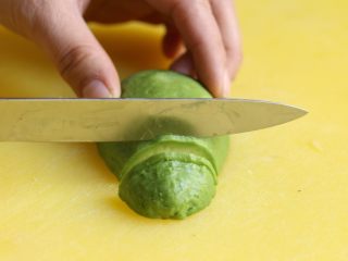 5、芝麻菜西柚鸡肉沙拉,将牛油果切片,可以淋上柠檬汁以防牛油果氧化变色。