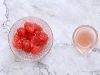 7、芝麻菜西柚鸡肉沙拉,西柚去皮取果肉,一部分果肉榨少许汁。