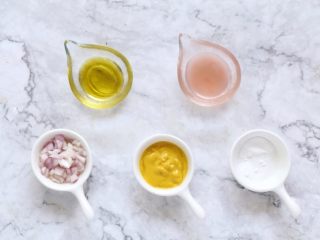 8、芝麻菜西柚鸡肉沙拉,紫洋葱切小丁。准备好西柚芥末酱的材料:黄芥末酱15g、西柚汁10ml、紫洋葱丁10g、橄榄油1汤匙、白糖1茶匙。