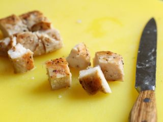 11、芝麻菜西柚鸡肉沙拉,将鸡胸肉切成小块。