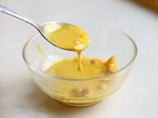 9、芝麻菜西柚鸡肉沙拉,将西柚芥末酱调匀备用。