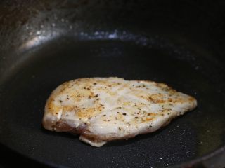 10、芝麻菜西柚鸡肉沙拉,锅大火烧热,加橄榄油稍热,加入鸡胸肉煎制。此时改中小火,加上锅盖,形成如烤箱般的密封氛围。鸡胸每面1一2分钟。煎完放盘子上静置5分钟,表面盖上锡纸保温。