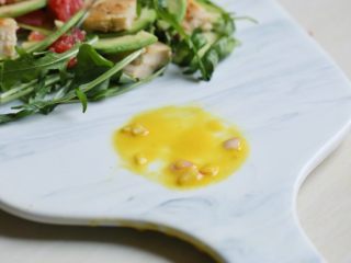 13、芝麻菜西柚鸡肉沙拉,托盘边上刷上西柚芥末酱,盖上圆形模具,擦掉模具外的酱汁。