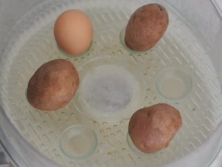 1、鸡肉土豆沙拉,土豆和鸡蛋上锅蒸熟。