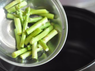 4、鸡肉土豆沙拉,油热后放入芦笋煎至表面翠绿。