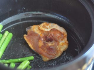 5、鸡肉土豆沙拉,放入鸡块两面煎熟。