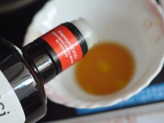 6、鸡肉土豆沙拉,碗里倒入苹果醋和橄榄油。