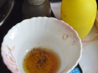 7、鸡肉土豆沙拉,再加入少许柠檬汁、蜂蜜、黑胡椒颗粒，搅拌均匀。