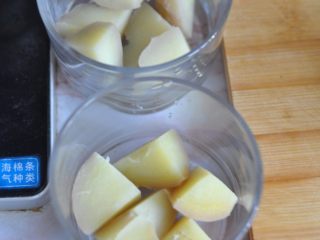8、鸡肉土豆沙拉,土豆切块铺在杯底。