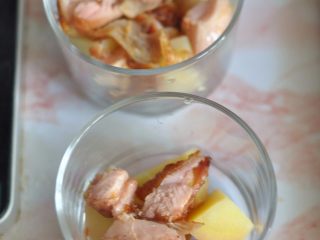 9、鸡肉土豆沙拉,放入切开的鸡肉。