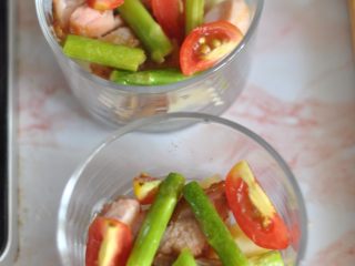 10、鸡肉土豆沙拉,放入芦笋和圣女果。