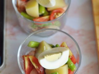 11、鸡肉土豆沙拉,将鸡蛋切开放入最上面。