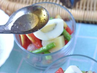 12、鸡肉土豆沙拉,将油醋汁淋在沙拉上面即可。