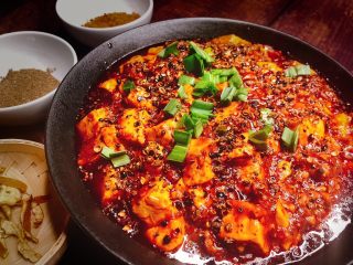 7、麻辣鲜香的麻婆豆腐,撒一层青花椒粉，加少许青蒜叶点缀。over～