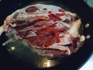 2、#食二星座#酱牛腱,牛腱子焯水，冷水下锅，水开牛捞出洗干净。